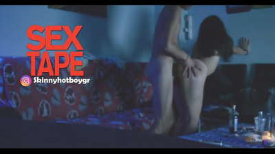 Yoqimli maktab o'quvchisi yigiti bilan